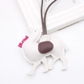 Dettaglio di un portachiavi a cammello in pelle PU bianca con nappe rosa e decoro sella - Bianco