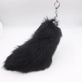 Détail d'un grand porte-clés en fourrure de renard noire avec mousqueton argenté pour sacs - Queue de Renard en Vraie Fourrure / Noir