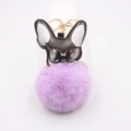 Détail du porte-clés bouledogue français avec un pompon en fausse fourrure violette - Porte-clés Doré / Violet Taro