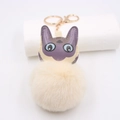 Süßer Katzen-Schlüsselanhänger in Lila und Beige mit gelbem Plüschball und Goldring - Cremeweiß