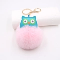 Détail d'un porte-clés hibou rose moelleux avec similicuir bleu et fermoir en métal doré - Porte-clés Doré / Rose Clair