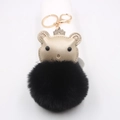 Détail d'une tête d'ours en cuir doré et pompon en fausse fourrure noire sur porte-clés - Noir