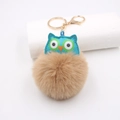 Détail du porte-clés hibou bleu avec une boule de fourrure marron et un fermoir doré - Porte-clés Doré / Khaki