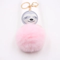 Porte-clés paresseux mignon avec pompon rose et visage en cuir PU gris sur fond blanc - Rose Clair