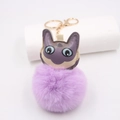 Dettaglio portachiavi mostro in peluche viola con pompon in ecopelliccia e anello oro - viola taro