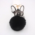 Cooler Bulldoggen-Schlüsselanhänger mit schwarzem Pelzball und Sonnenbrille auf Weiß - Goldener Schlüsselanhänger / Schwarz
