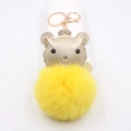 Détail d'un ours en cuir doré avec couronne scintillante et pompon jaune duveteux - Jaune