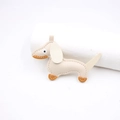 Dettaglio laterale di ciondolo bassotto in pelle beige con accenti arancioni e cuciture bianche - Bianco Sporco