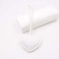 Ciondolo per borsa a forma di cuore in pelle bianca con cuciture e cordino bianco - Bianco