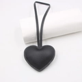 Ciondolo a cuore in pelle litchi nera con cinturino lungo e cuciture decorative - Nero