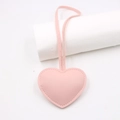 Ciondolo per borsa a cuore in pelle rosa con trama a grana e cinturino lungo - Rosa