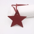 Ciondolo a stella in ecopelle rosso scuro con cuciture e cinturino su supporto bianco - Borgogna