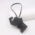 Detail eines schwarzen Elefantenanhängers aus PU-Leder mit Litschi-Maserung und Band - Lanyard Elefant Anhänger / Schwarz