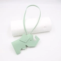 Detail eines mintgrünen Elefantenanhängers aus strukturiertem Litschileder-Imitat - Lanyard Elefant Anhänger / Matcha-Grün