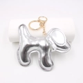 Colgante de cuero plateado en forma de perro con herrajes dorados para bolsos y llaves - Llavero de Perro / Plateado