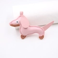 Dettaglio ciondolo a bassotto in pelle PU rosa con cuciture marroni e occhiello in pelle - Rosa