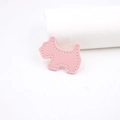 Dettaglio di ciondolo in pelle PU rosa a forma di terrier con cuciture bianche a mano - Rosa