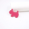 Ciondolo in pelle rosa scuro a forma di terrier con cuciture bianche a contrasto - Rosa Rossa