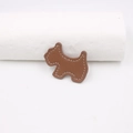 Dettaglio di accessorio in pelle marrone a forma di cane con cuciture a contrasto - Marrone