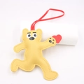 Detailansicht eines gelben Lederbär-Taschenanhängers mit rotem Herz und Lanyard - Riemen-Stil / Bär - Gelb
