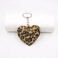 Llavero de corazón de peluche con estampado de leopardo y anilla de metal para bolsos - Corazón de Leopardo