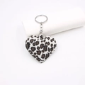 Llavero de corazón de felpa con estampado de leopardo y anilla de metal plateada - Blanco