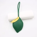 Dettaglio del ciondolo per borsa in pelle a forma di foglia verde scuro con giallo - Verde Lime