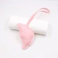 Dettaglio di ciondolo a croissant in pelle rosa con doppia cucitura e laccetto coordinato - Rosa
