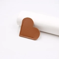 Segnalibro a forma di cuore in pelle marrone fatta a mano con trama fine e cuciture - Marrone