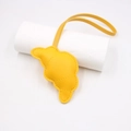 Dettaglio ciondolo per borsa a forma di croissant in pelle gialla con cuciture - Giallo