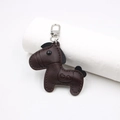 Détail d'un porte-clés cheval en cuir marron foncé avec mousqueton argenté et embossage - Pendentif en Forme de Cheval / Marron