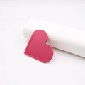 Dettaglio segnalibro a cuore in pelle rosso rosa con trama a grana e cuciture a mano - Rosa Rossa