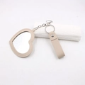Vue détaillée du porte-clés miroir en cuir beige en forme de cœur avec métal argenté - Cœur / Poche zippée