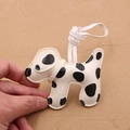 Portachiavi creativo in pelle dalmata con cinturino per borse e auto tenuto in mano - Stile Cinturino
