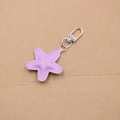 Détail d'un pendentif étoile en cuir violet de 4,5 cm avec boucle à ressort en métal - Violet Taro