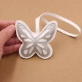 Vista dettagliata del ciondolo a farfalla in pelle fatto a mano con cuciture e inserti - Farfalla Traforata (001) / Bianco Argento
