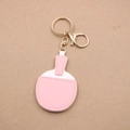 Detalle de llavero de raqueta de ping pong en cuero sintético rosa y blanco con dorado - Estilo Raqueta de Tenis de Mesa / Rosa