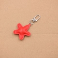 Mini pendentif étoile en cuir rouge 4,5cm avec fermoir mousqueton argenté pour sacs et zips - Rouge