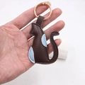 Portachiavi gatto creativo in pelle PU marrone con accenti blu e anello dorato - Gattino con Fiori (001) / Marrone