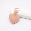 Portachiavi a cuore rosa in pelle PU martellata con anello metallico dorato - Cuore Magnetico / Rosa