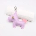 Détail d'un porte-clés cheval en cuir lavande avec signe dollar et anneau argenté - Violet Taro