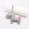 Détail d'un porte-clés poney en cuir gris avec signe dollar et décor de queue en cœur - Gris
