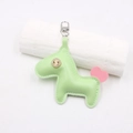 Détail du charm cheval en cuir vert avec signe dollar et surpiqûres blanches - Vert