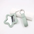 Détail du miroir porte-clés en cuir vert clair en forme d'étoile avec coutures fines - Pentagramme / Vert