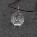 Collana con ciondolo a sfera di vetro con semi di dente di leone e cordino marrone - Tre Semi di Dente di Leone