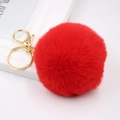Dettaglio del portachiavi pompon rosso con anello in metallo dorato e chiusura - Portachiavi d'Oro / Rosso