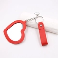 Détail du mini miroir porte-clés en cuir rouge en forme de cœur avec fermoir argenté - Cœur / Rouge