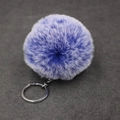 Porte-clés en fausse fourrure avec pompon dégradé violet et bleu sur fond gris - Imitation Fourrure Lapin Rex Avec Anneau Unique / Dégradé Bleu