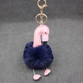 Détail d'un porte-clés flamant rose avec pompon bleu foncé et mousqueton doré brillant - 8cm / Bleu Marine