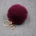 Vue détaillée du porte-clés pompon en fausse fourrure violette de 8cm avec fermoir doré - Boule de Poils 8cm + Fermoir Doré / Fuchsia